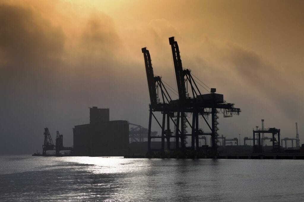 Hafenanlagen in Port Sudan am Roten Meer. (© imago images/OceanPhoto)
