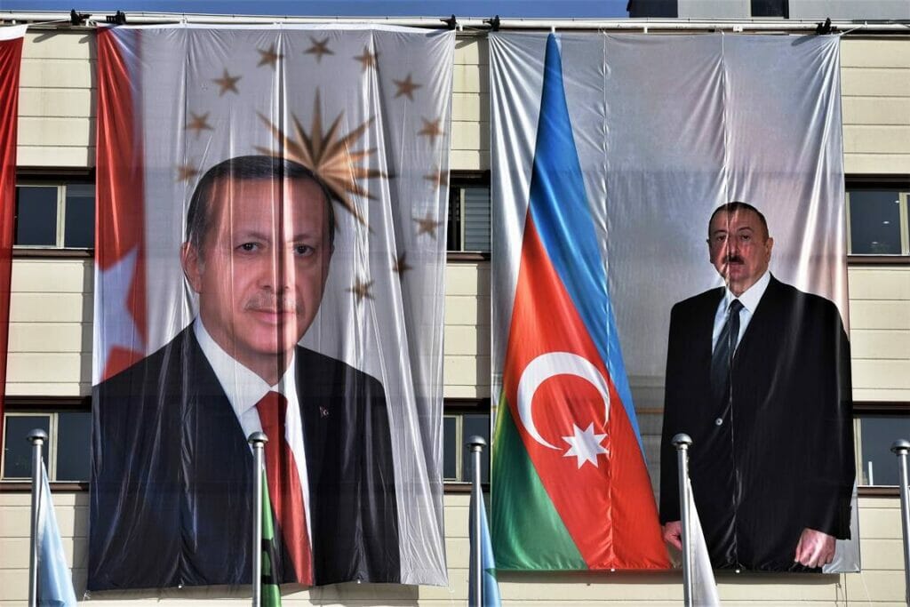 In Ankara wird mit riesigen Bannern die Freundschaft der Türkei mit Aserbaidschan gefeiert. (© imago images/ZUMA Wire)