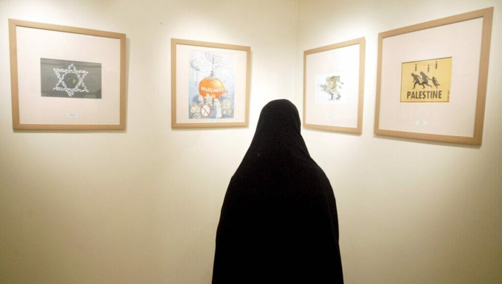 Iranerin in der Holocaustkarikaturen-Ausstellung von 2006