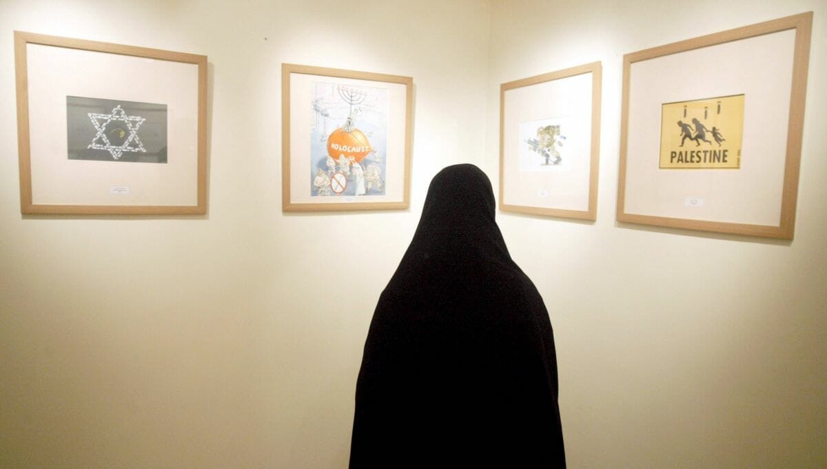Iranerin in der Holocaustkarikaturen-Ausstellung von 2006