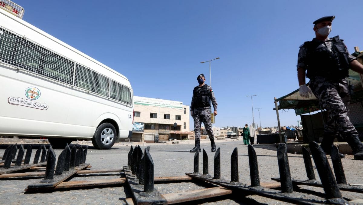 Sicherheitskräfte in Jordanien überwachen den Corona-Lockdown