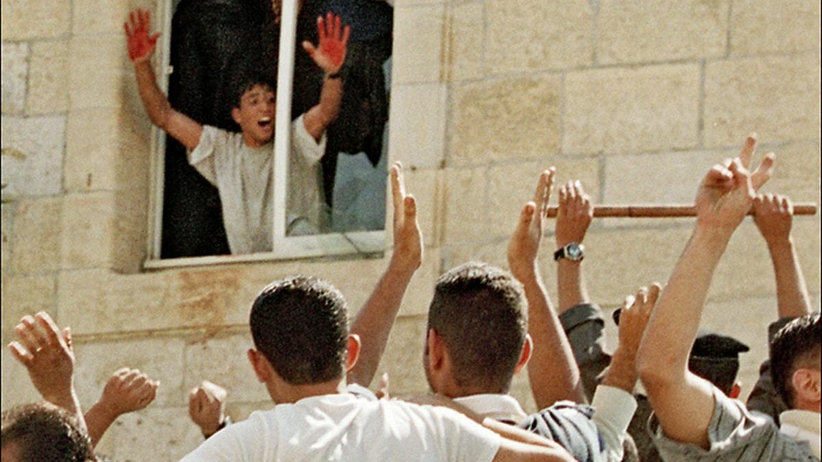 Abdel Aziz Salha präsentiert dem Lynchmob seine blutverschmierten Hände