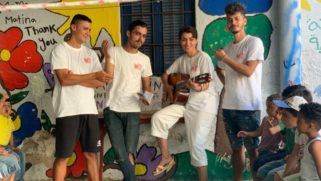 Der aus Gaza stammende Mohammad al-Talooli (re.) mit Aktivisten der Leros Refugee Youth Group