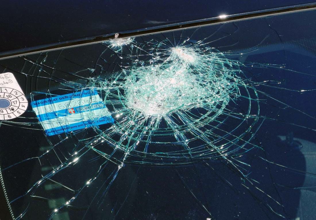 Bei dem Anschlag in Wien zerstörtes Autofenster. (© imago images/PEMAX)