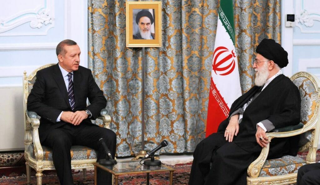 Holocaust-Relativierung als Antwort auf Mohammed-Karikaturen:Erdogan und Khamenei. (© imago images/UPI Photo)