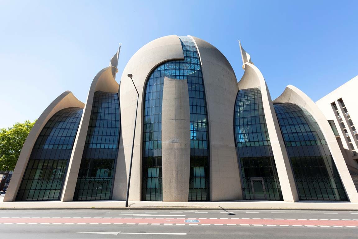Ditib-Moschee in Köln. Ditib ist dem Präsidiums für religiöse Angelegenheiten der Türkei unterstellt, das unter Erdogan zunehmend Islamismus verbreitet. (© imago images/Westend61)