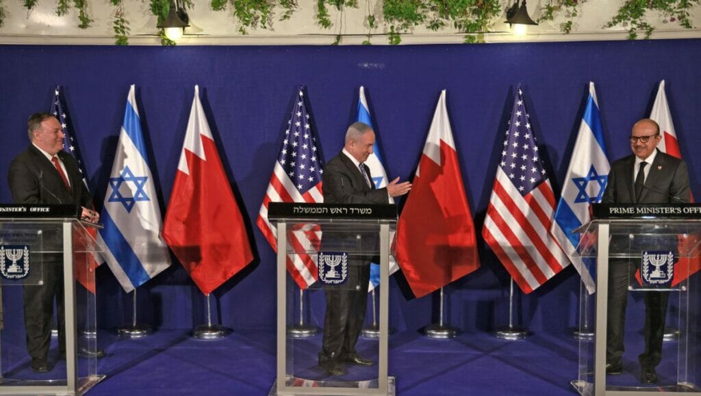 Bahrains Außenminister Abdullatif bin Rashid Al Zayani (re.) mit Netanjahu und Pompeo in Israel