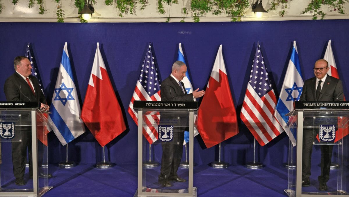 Bahrains Außenminister Abdullatif bin Rashid Al Zayani (re.) mit Netanjahu und Pompeo in Israel