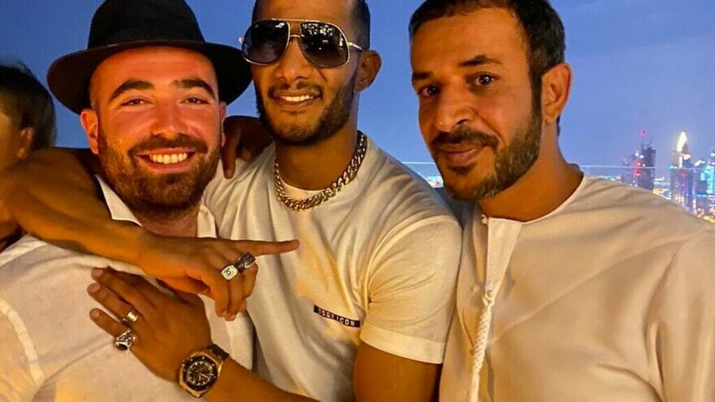 Der israelische Sänger Omer Adam (li.) mit dem ägyptiscchen Sänger und Schauspieler Mohamed Ramadan (mi.)