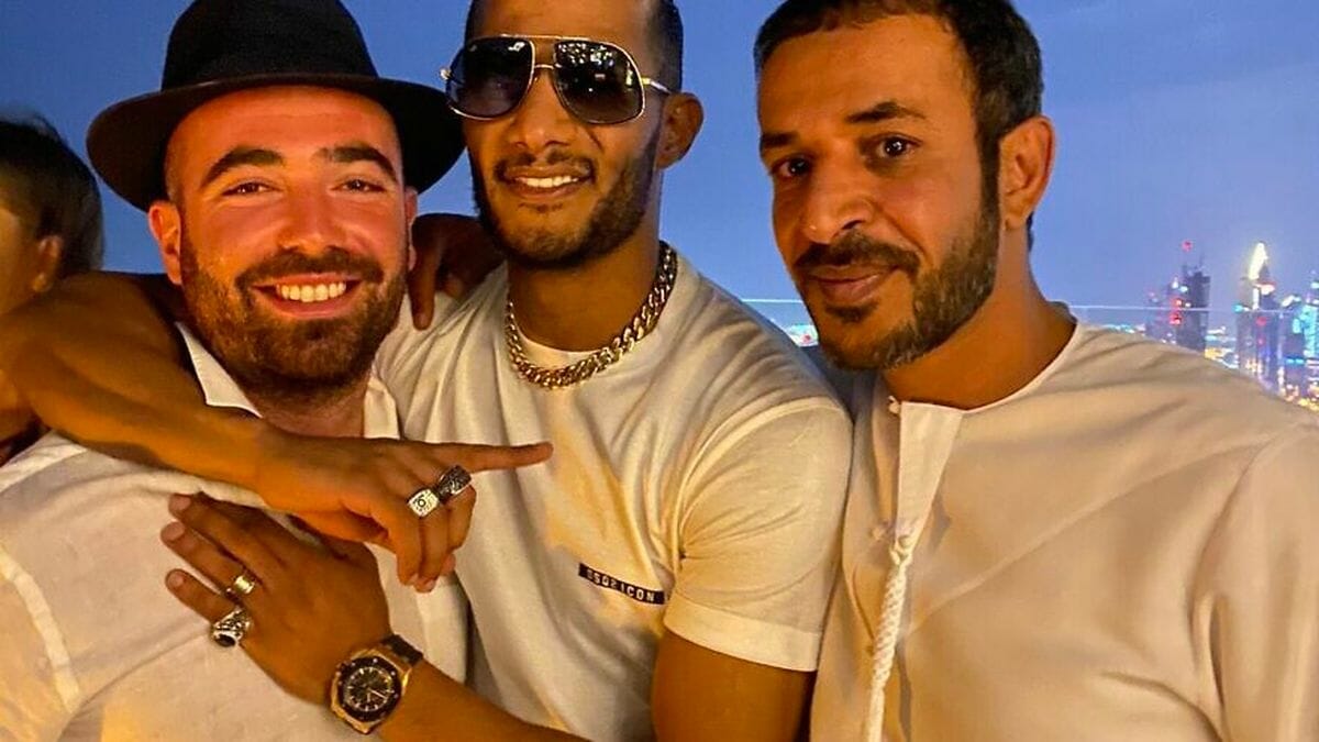 Der israelische Sänger Omer Adam (li.) mit dem ägyptiscchen Sänger und Schauspieler Mohamed Ramadan (mi.)