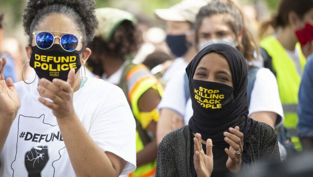 US-Kongressabgeordnete Ilhan Omar (re.) wetter gegen die Friedensabkommen arabischer Staaten mit Israel
