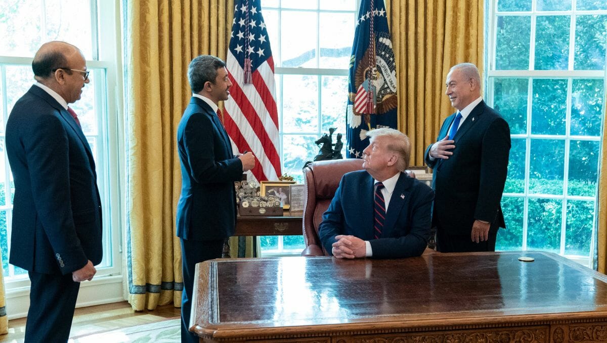 Bin Zayed und Netanjahu bei der Unterzeichnung des Friedensabkommens in Washington