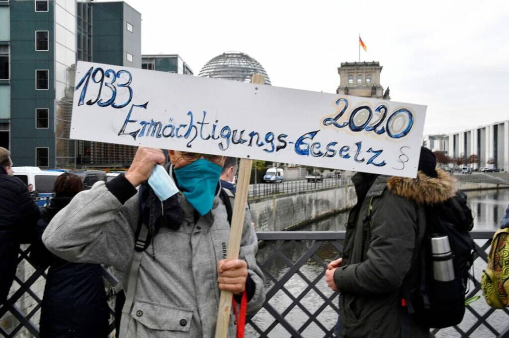In der COVID-19-Pandämie feiern u.a. antisemitische Verschwörungstheorien fröhliche Urständ. (© imago images/Future Image)