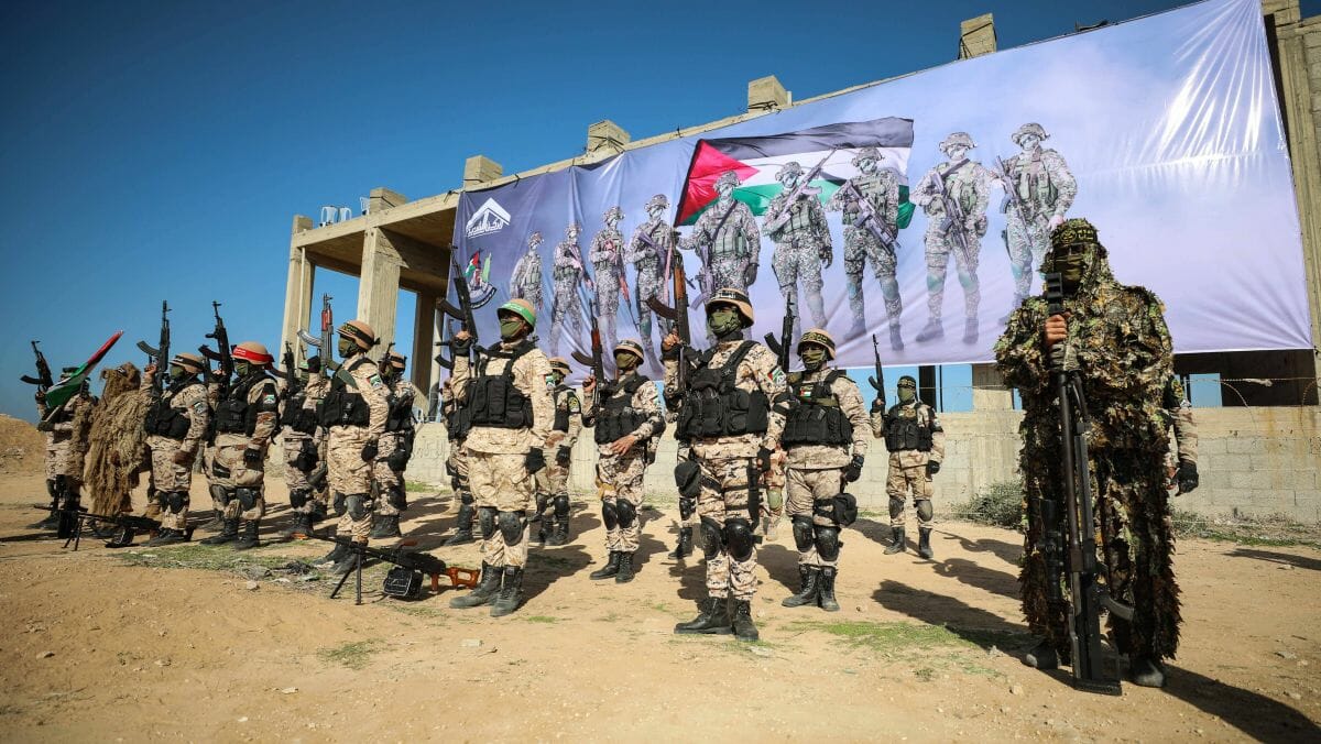 Teilnehmer des Terror-Manövers in Gaza posieren für die Fotografen