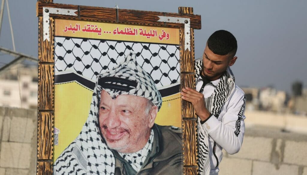 Jugendlicher mit Arafat-Poster anlässlich des 56. Jahrestags der Gründung des „Fatah Youth Movement“