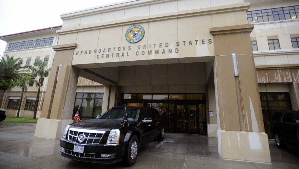 Präsidentenlimousine vor dem Eingang des US Central Command
