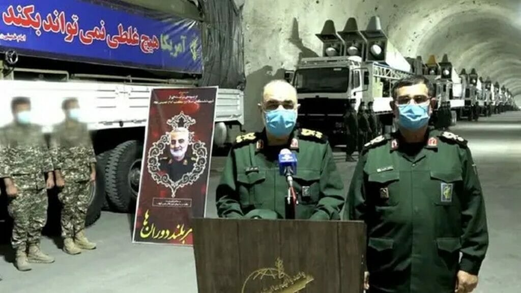 Oberkommandierender des IRGC General Hossein Salami präsentiert unteriridsche Raketenbasis