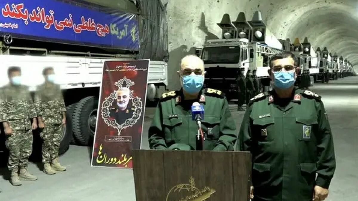 Oberkommandierender des IRGC General Hossein Salami präsentiert unteriridsche Raketenbasis