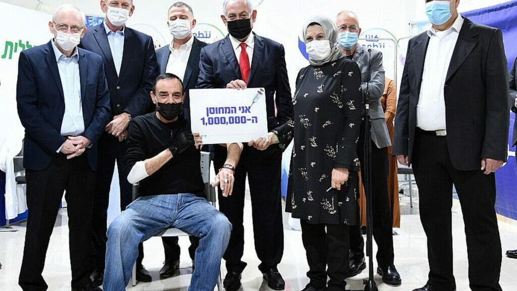 Netanjahu mit Jabarin Muhammad, dem millionsten Israeli, der gegen Corona geimpft wurde