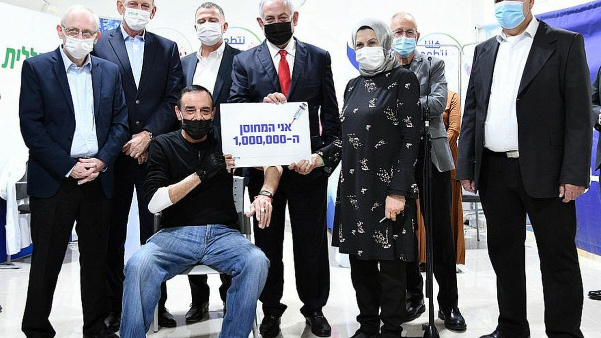 Netanjahu mit Jabarin Muhammad, dem millionsten Israeli, der gegen Corona geimpft wurde