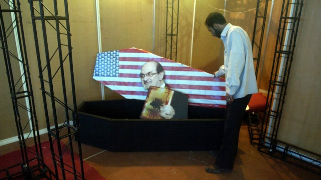 Salman Rushdie in einem amerikanischen Sarg: Exponat der 16. Internationalen Koranausstellung in der Imam Khomeini Moschee in Teheran