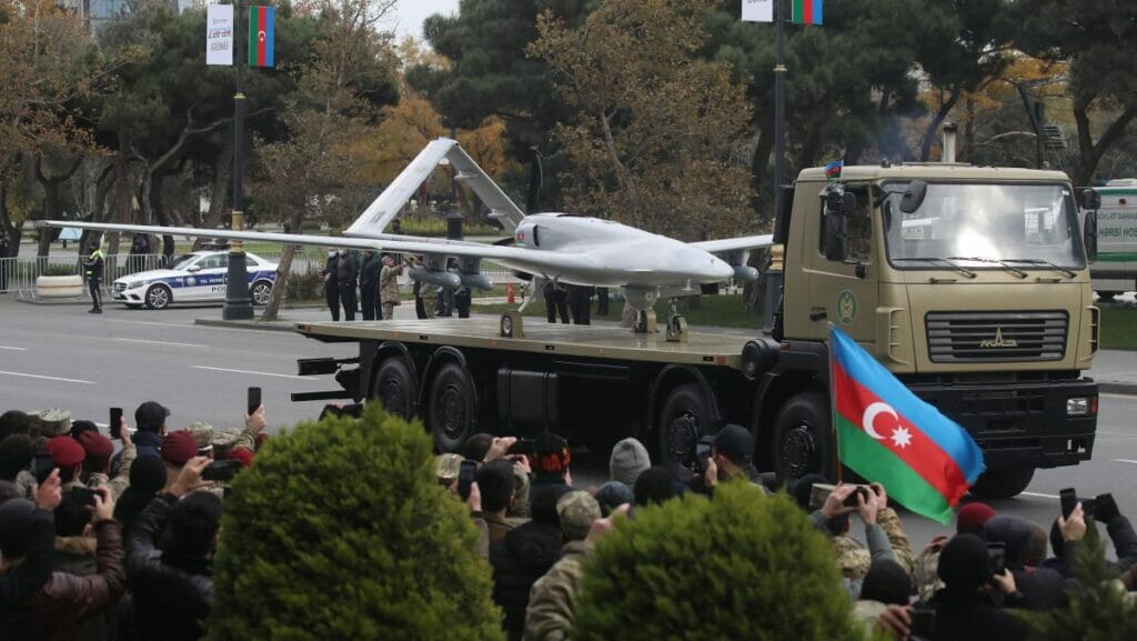 Eine türkische Bayraktar TB2 Drohne auf der Siegesparade in der aserbaidschanischen Hauptstadt Baku
