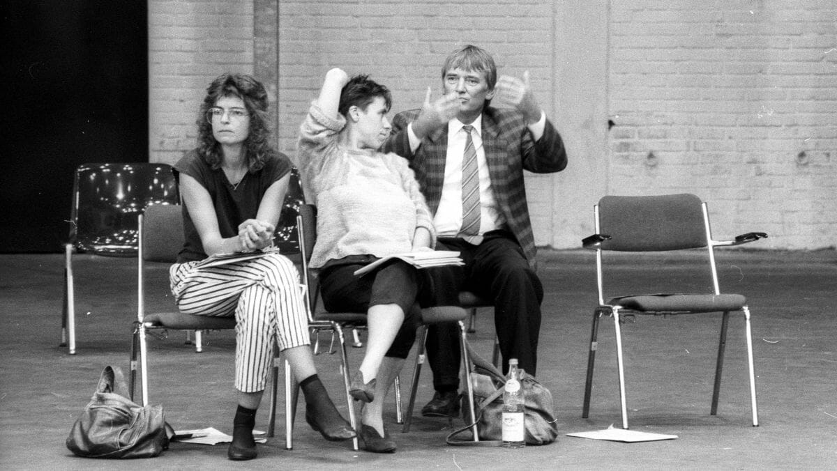 Taz-Journalistin Wiedemann (li.) mit Otto Schily (re.) auf der Außerordentliche Bundesversammlung der Grünen in Oldenburg 1987