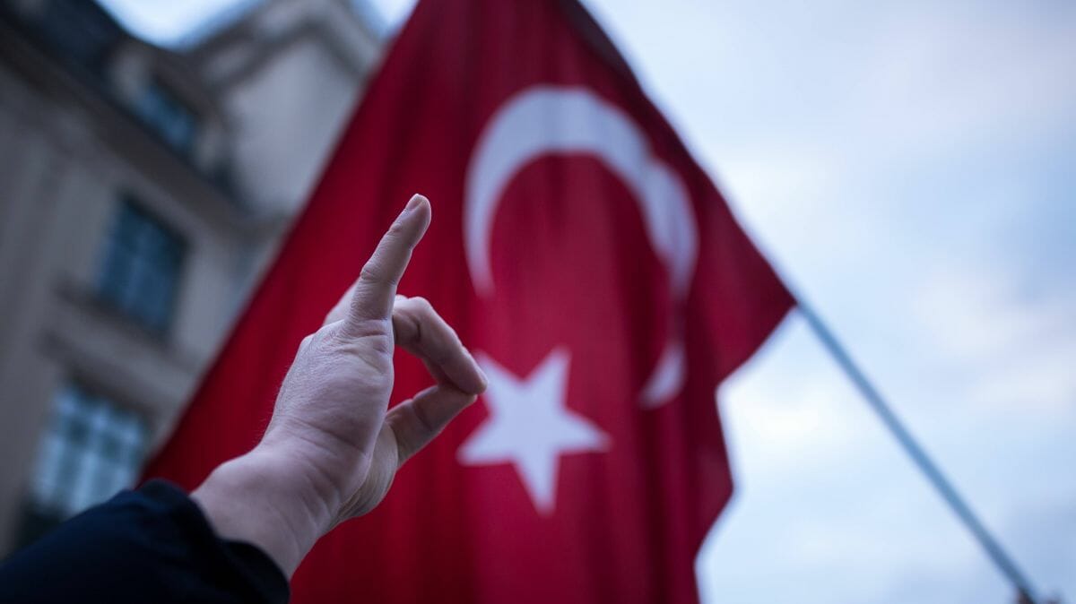 Wolfsgruß: Das Erkennungszeichen der faschistischen türkischen Grauen Wölfe