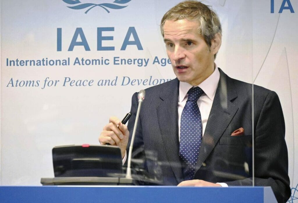 IAEO-Chef Rafael Grossi verhandelte am Wochenende im Iran über die zukünftigen Inspektionsmöglichkeiten. (© imago images/Kyodo News)