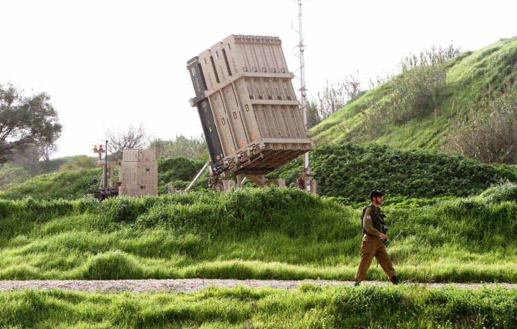 Ein Batterie des Luftabwehrsystems Iron Dome, stationiert in der Nähe von Tel Aviv. (© <a href="http://www.imago-images.de">imago images</a>/Xinhua)