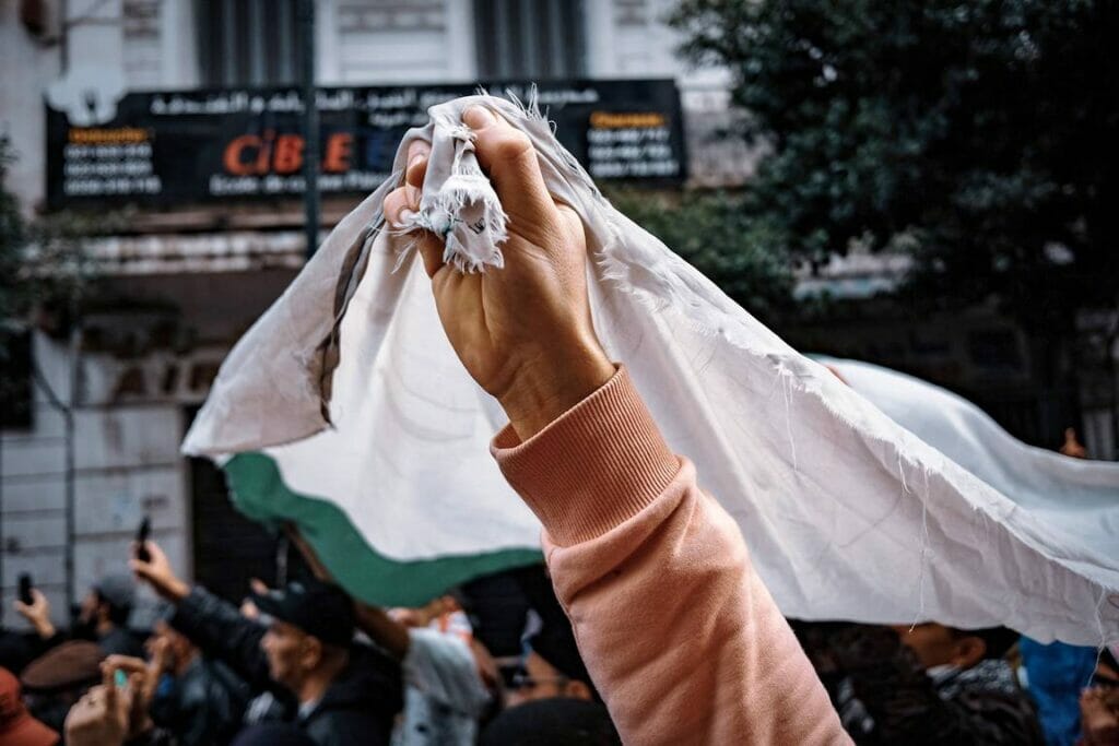 Die Demonstranten im Maghreb (hier in Bild aus Algiers) fordern vielfach Rechtsstaatlichkeit und Freiheit. (© imago images/Hans Lucas)
