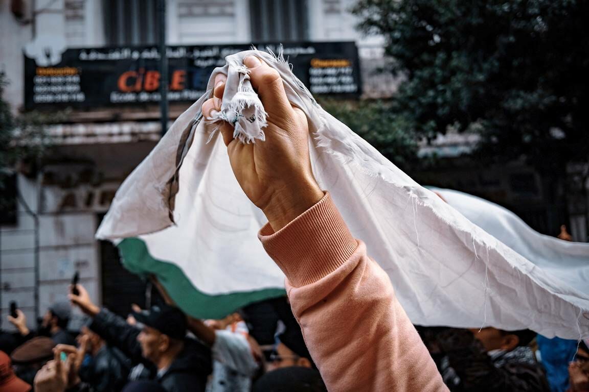 Die Demonstranten im Maghreb (hier in Bild aus Algiers) fordern vielfach Rechtsstaatlichkeit und Freiheit. (© imago images/Hans Lucas)