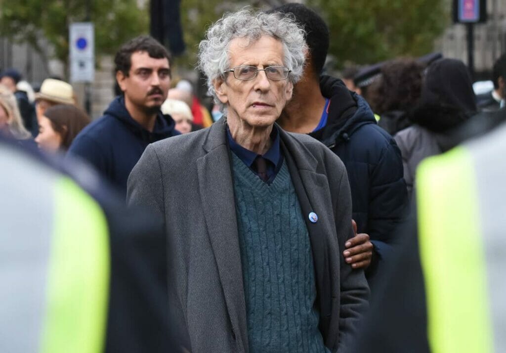 Piers Corbyn, Bruder des ehemaligen Labour-Vorsitzenden Jeremy Corbyn, ist ein Anti-Impf-Aktivist, der den Holocaust verharmlost. (© imago images/Parsons Media)