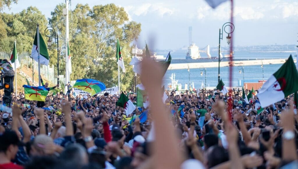 Algerische und Amazigh-Flagen auf einer Demonstration in Algier im November 2019