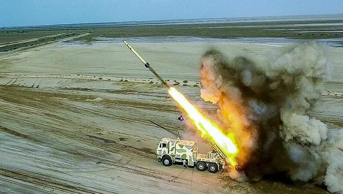 Mobile Raketenabschussrampe des Iran bei einem Manöver