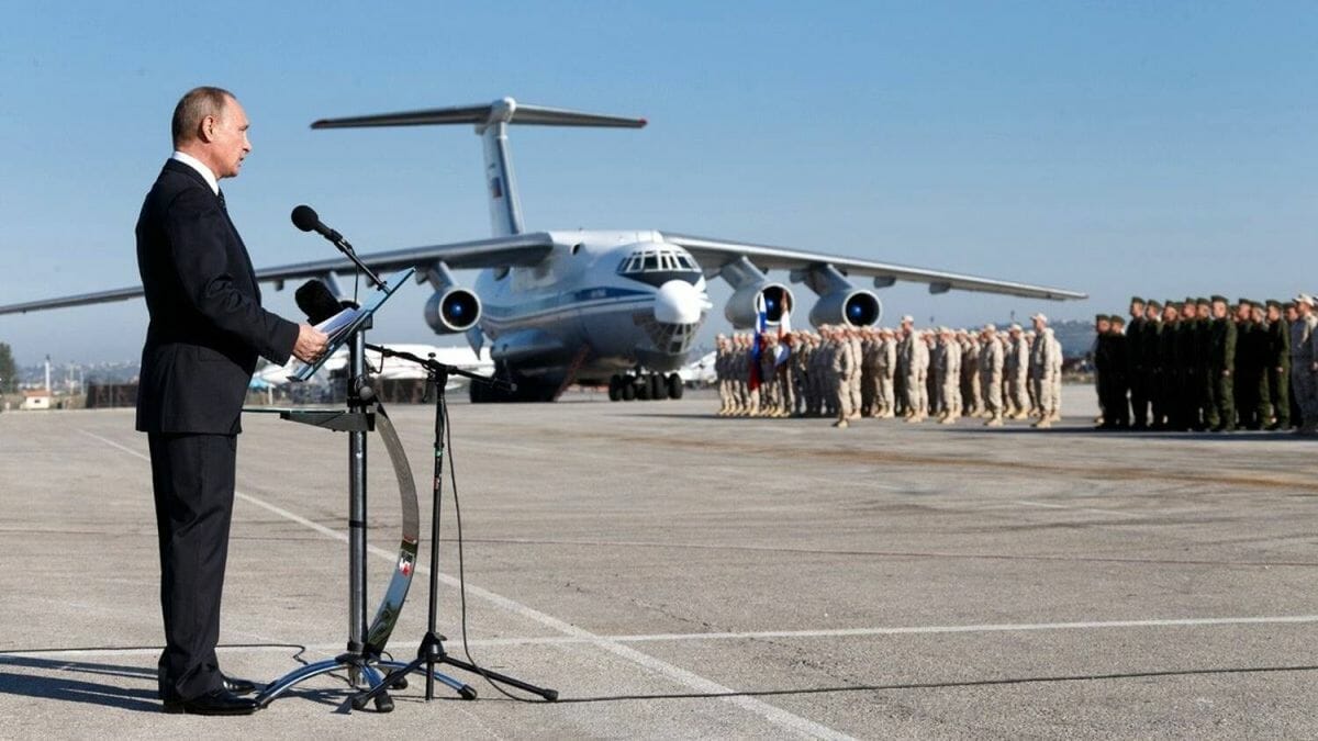 Präsident Putin zu Besuch auf dem russischen Luftwaffenstützpunkt Khmeimim in Syrien