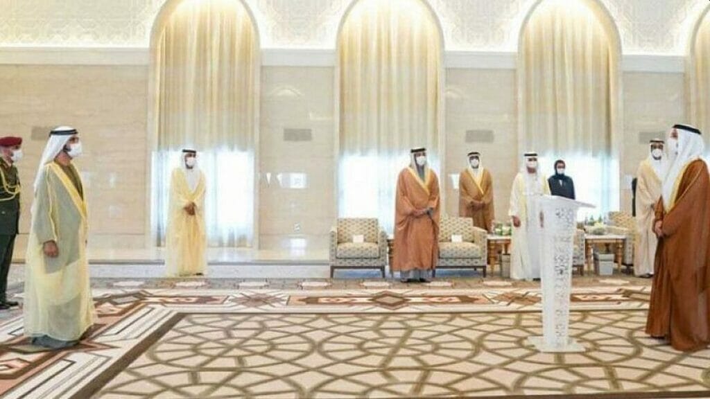 Al Khajah (re.) wird von Scheich Al Maktoum als erster VAE-Botschafter in Israel vereidigt (Quelle: JNS)