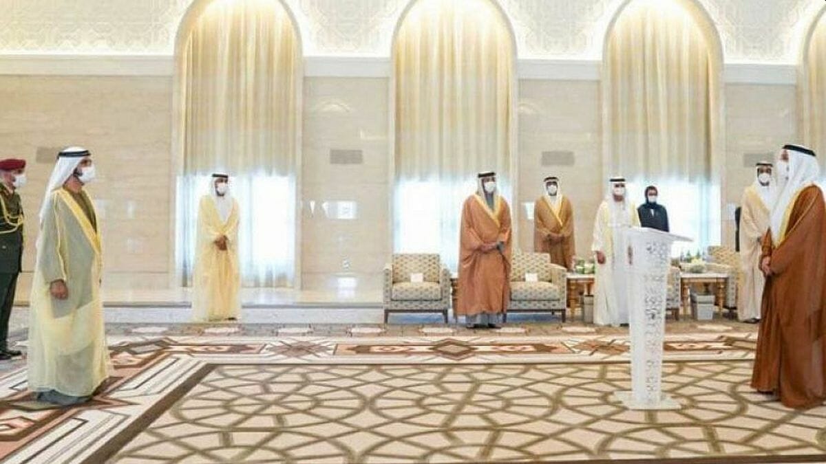 Al Khajah (re.) wird von Scheich Al Maktoum als erster VAE-Botschafter in Israel vereidigt (Quelle: JNS)