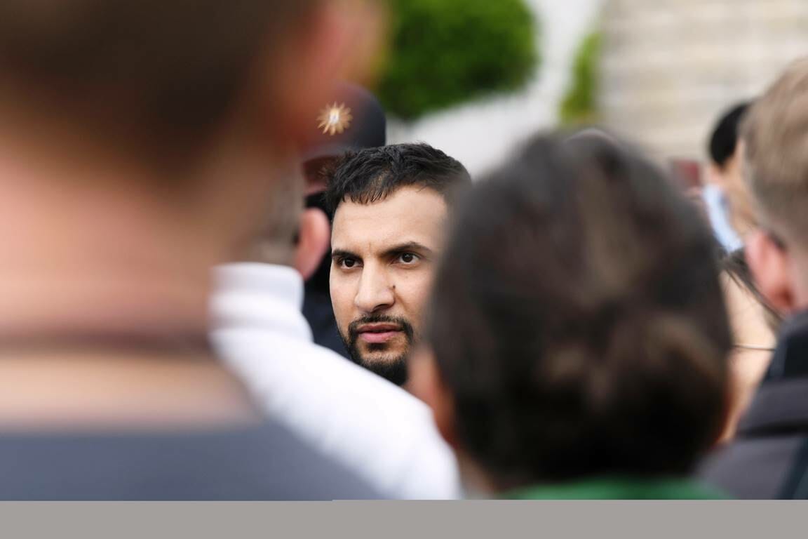Der antisemitische Verschwörungstheoretiker Attila Hildmann bei einer Kundgebung vor dem Reichstag. (© imago images/Klaus Martin Höfer)