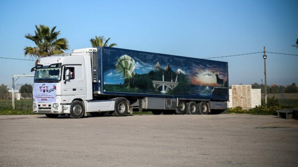 LKW mit Corona-Impftsoffen aus den VAE trifft im Gazastreifen ein