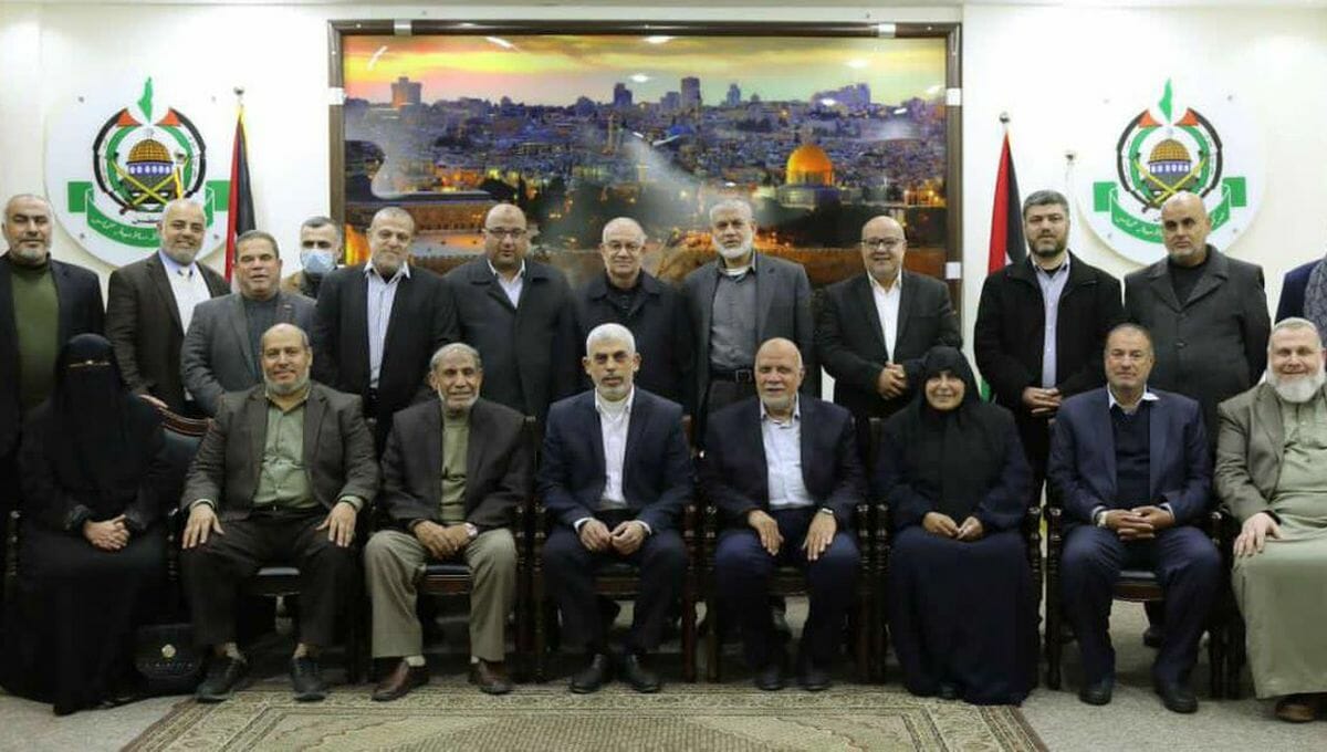Jamila al-Shanti (5. v. re.) ist die erste Frau, die Mitglied des Hamas-Politbüros wird