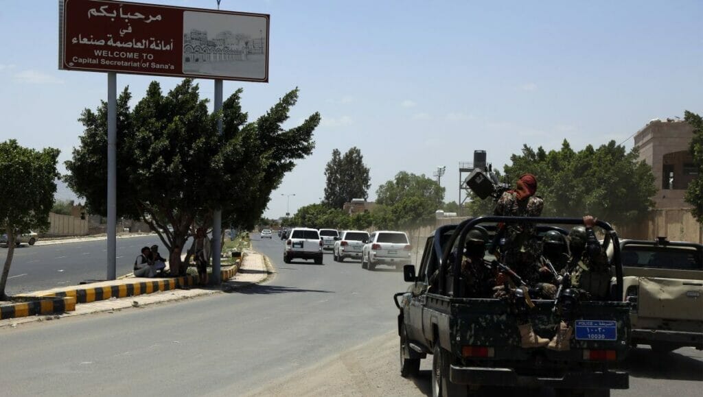 Houthis folgen einer UNO-Kolonne in der jemenitischen Stadt Sanaa