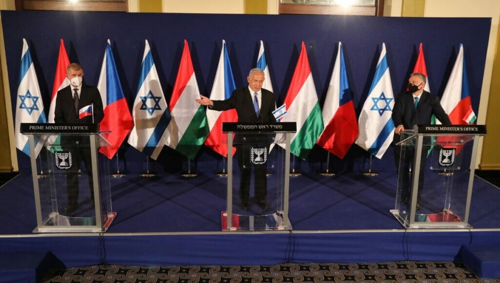 Benajmin Netanjahu auf einer Pressekonferenz mit Andrej Babiš und Viktor Orbán