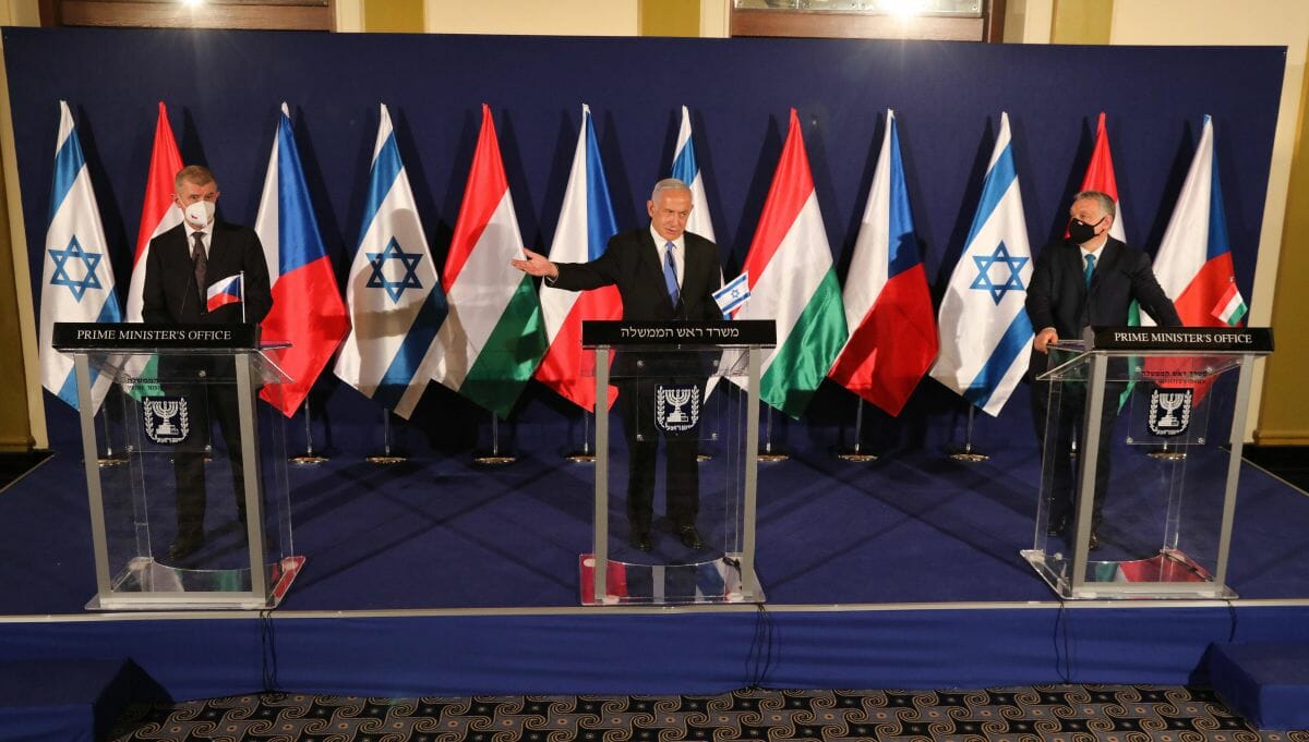 Benajmin Netanjahu auf einer Pressekonferenz mit Andrej Babiš und Viktor Orbán