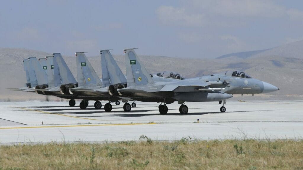 Saudische F15-Kampfflugzeuge üben mit der griechischen Luftwaffe bei einem gemeinsamen Manöver
