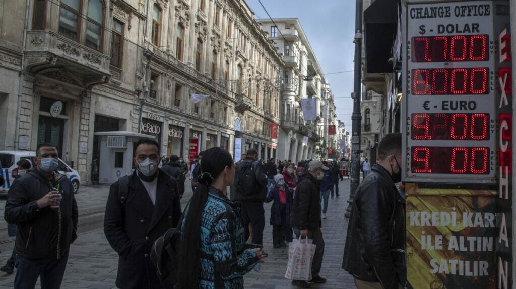 Die türkische Lira stürzte fast auf den historischen Tiefststand ab