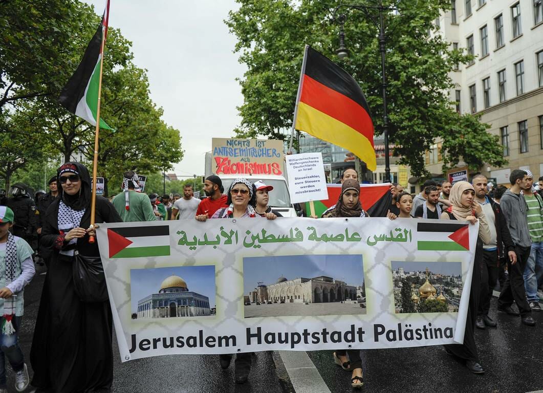 Für die Unterzeichner der "Jerusalem Erklärung" wahrscheinlich auch nicht "per se" antisemitisch: Aufmarsch zum vom iranischen Regime ins Leben gerufenen al-Quds-Tag in Berlin. (© imago images/Markus Heine)