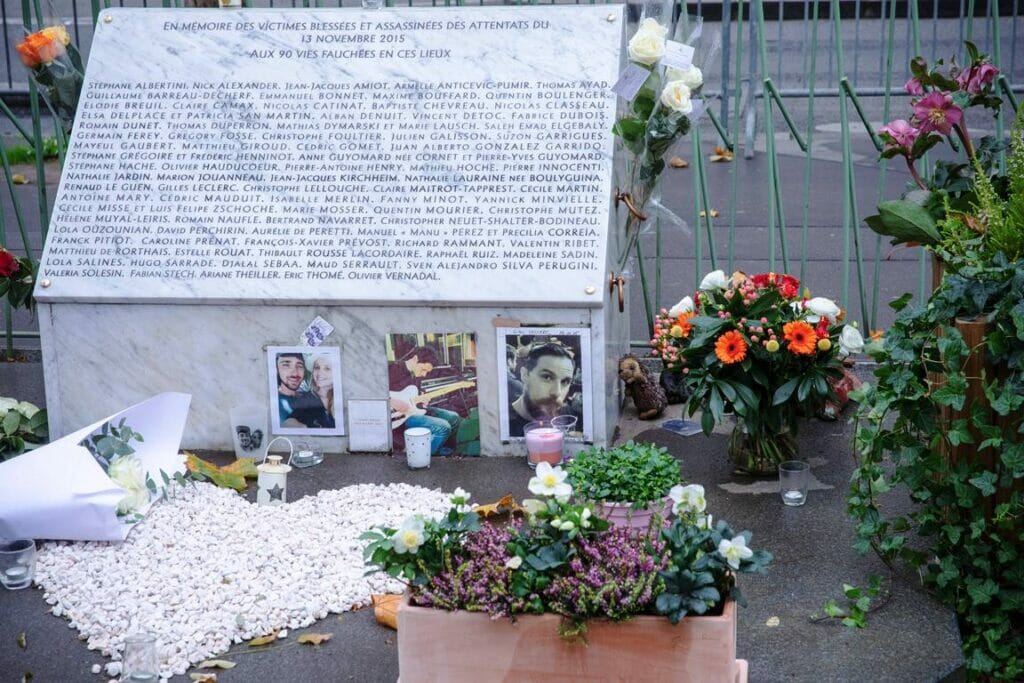 Beim Bataclan erinnert seit vergangenen Herbst ein Gedenkstein an die Opfer des Terroranschlags vom 13. November 2015. (© imago images/Hans Lucas)