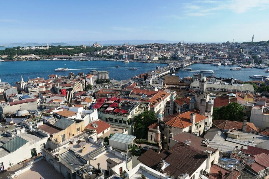 Die Galata-Brücke über das Goldene Horn am Bosporus. Ein neuer Kanal für die Schifffahrt würde laut Türkei nicht unter die Montreux-Konvention fallen. (© imago images/agefotostock)