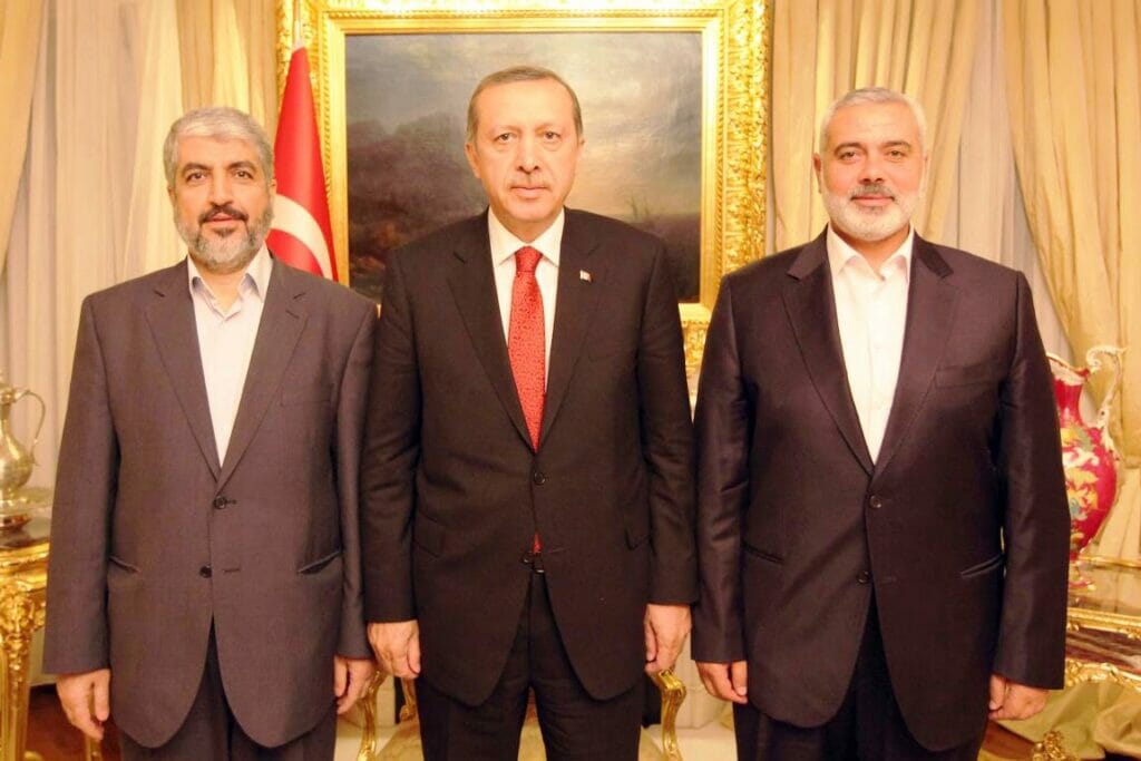 Freundlicher Empfang in der Türkei: Präsident Erdogan mit den Hamas-Führern Khaled Meshal und Ismail Haniyeh. (© imago images/UPI Photo)